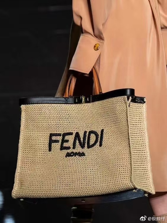 Fendi Peekaboo X -Lite Tote Bag Code: F8Bh374