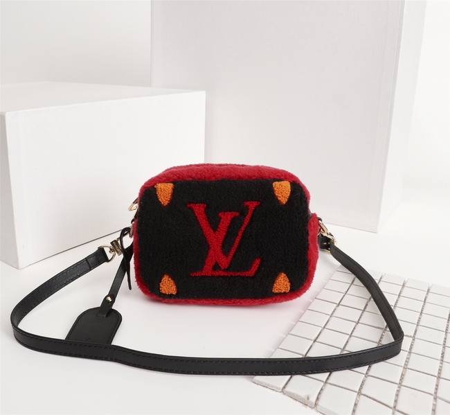 Louis Vuitton Teddy Series Plush Pouch Code: M68599