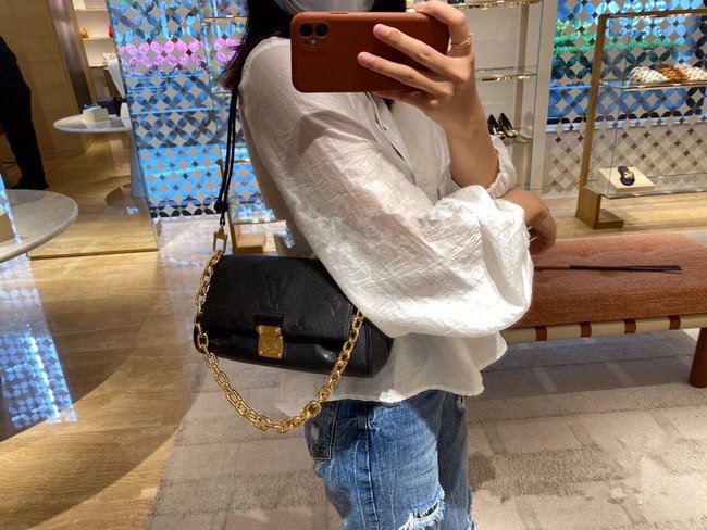 Louis Vuitton Favorite Handbag Code: M46393
