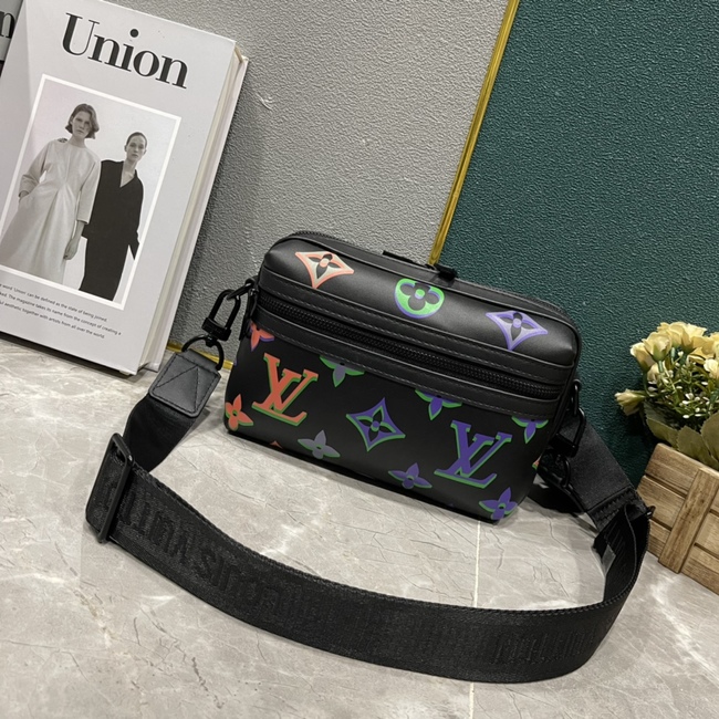 Louis Vuitton Men S Bag Messenger Bag Series Comet Small Messenger Bag Code: M22495