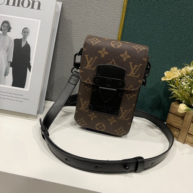 Louis Vuitton S-Lock Vertical Wearable Wallet Code: M81522/M81524